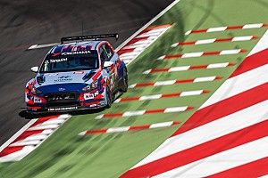 Tarquini gana tras un choque de Catsburg