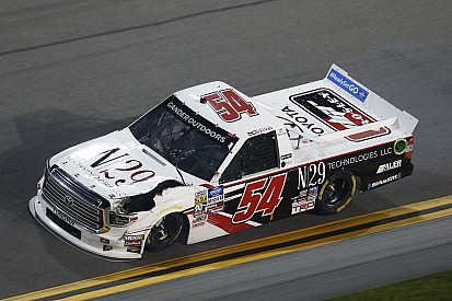Lángoló kocsival ért véget Decker debütálása a NASCAR-ban (videó)