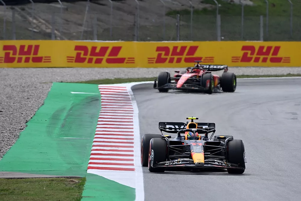 Sergio P&eacute;rez, Red Bull Racing RB19, Charles Leclerc, Ferrari SF-23