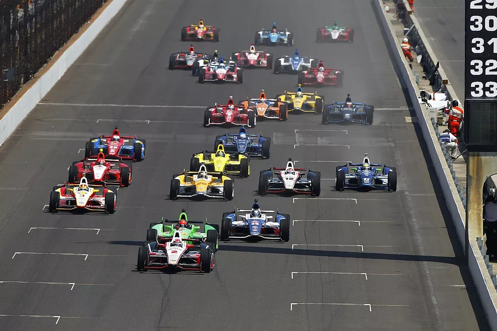 Ryan Briscoe leads James Hinchcliffe, Marco Andretti and the rest of the field at the start