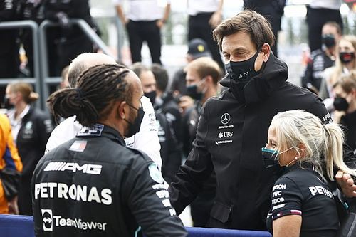 Mercedes revela como acab&oacute; convenciendo a Hamilton