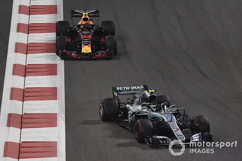 Valtteri Bottas, Mercedes AMG F1 W09 EQ Power+ y Max Verstappen, Red Bull Racing RB14 