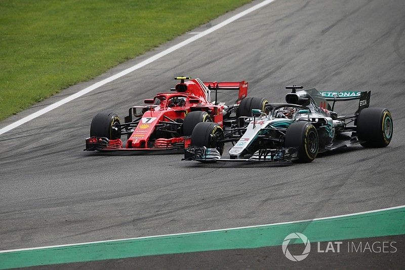 Lewis Hamilton, Mercedes AMG F1 W09 adelanta a Kimi Raikkonen, Ferrari SF71H
