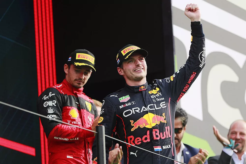 Le vainqueur Max Verstappen, Red Bull Racing, et le troisi&egrave;me Charles Leclerc, Ferrari, sur le podium
