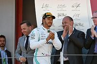 Garoto prestes a morrer por c&acirc;ncer ganha Mercedes e trof&eacute;u de Hamilton do GP da Espanha de F1