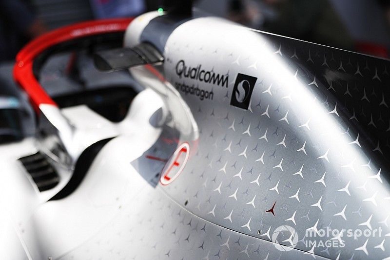 Estrella roja de 3 puntas en la carrocer&iacute;a del Mercedes AMG F1 W10 en honor a Niki Lauda