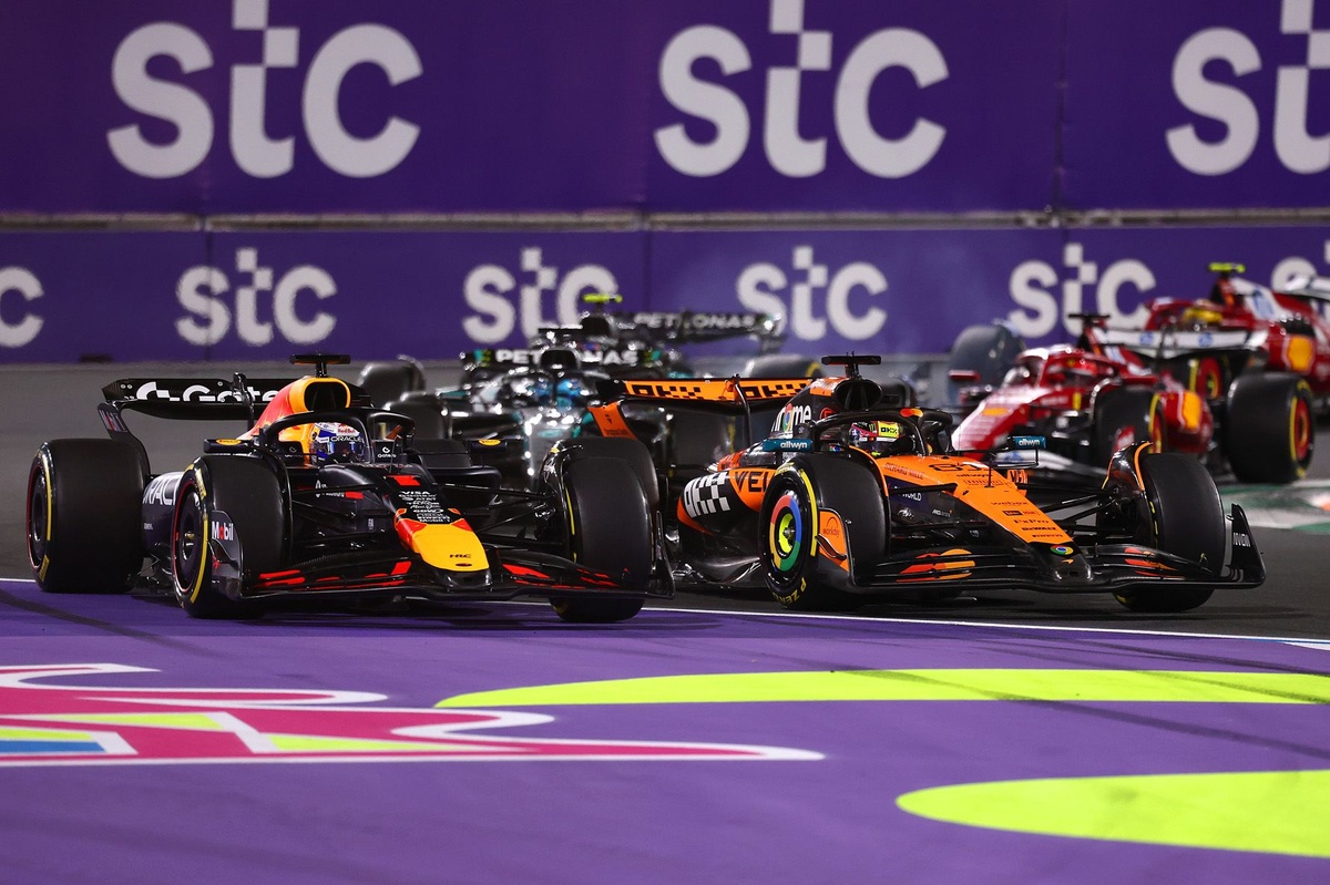 https://cdn-9.motorsport.com/images/amp/63vbaLbY/s6/max-verstappen-red-bull-racing-2.jpg
