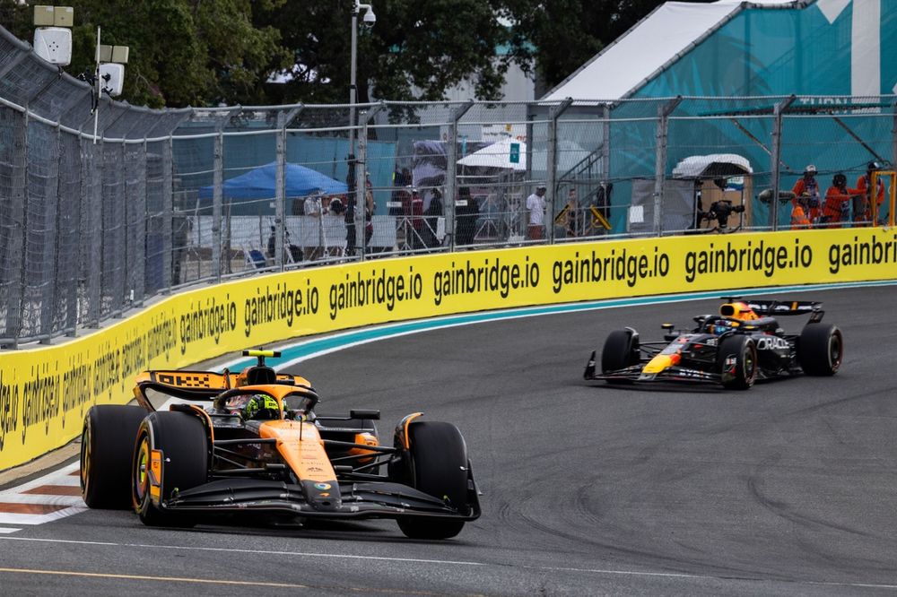 Lando Norris, McLaren MCL38, leads Max Verstappen, Red Bull Racing RB20