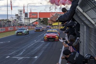 Bathurst 1000: Kostecki y Hazelwood dominan en Mount Panorama