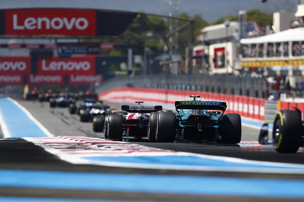 Valtteri Bottas, Alfa Romeo C42, Sebastian Vettel, Aston Martin AMR22, se dirigent vers la grille avant le départ