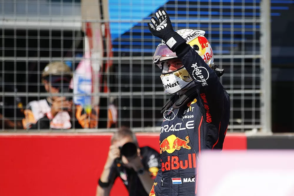 Max Verstappen, Red Bull Racing, salue la foule depuis la grille apr&egrave;s les qualifications