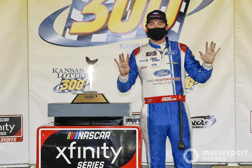 Chase Briscoe, Stewart-Haas Racing, Ford Mustang Ford Performance Racing School in victory lane