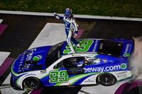 VIDEO: Daniel Suárez gana en final dramático de 3 milésimas en Atlanta