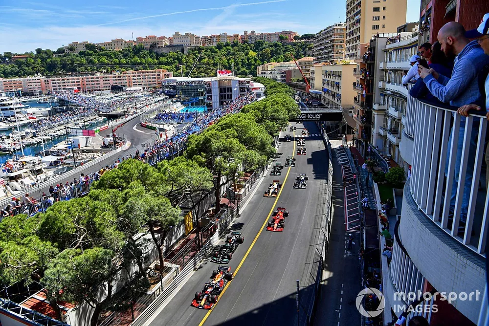 Max Verstappen, Red Bull Racing RB16B, Valtteri Bottas, Mercedes W12, Carlos Sainz Jr., Ferrari SF21, Lando Norris, McLaren MCL35M, and the rest of the field at the start