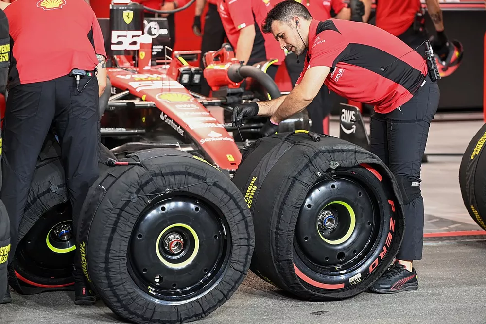 Mec&aacute;nica Ferrari con neum&aacute;ticos