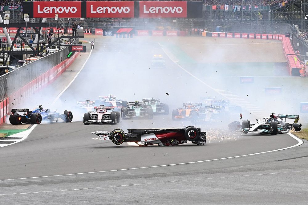El momento del fuerte accidente ocurrido en la salida del GP de Gran Bretaña 2022.