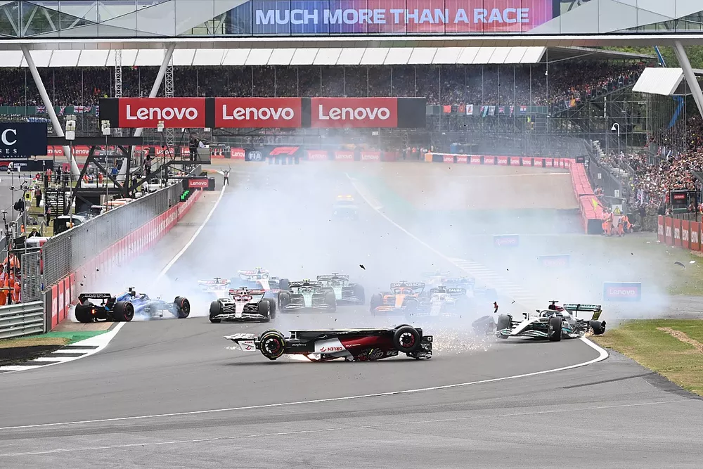 El momento del fuerte accidente ocurrido en la salida del GP de Gran Breta&ntilde;a 2022.