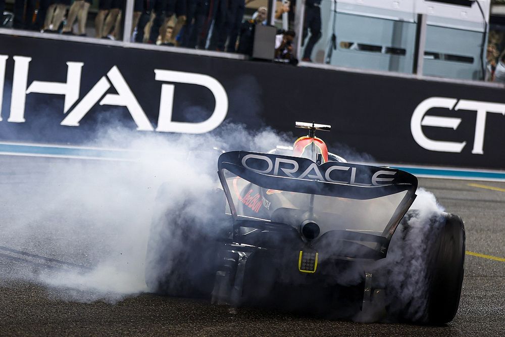 Max Verstappen, Red Bull Racing RB18, 1st position, performs donuts in celebration at the end of the race