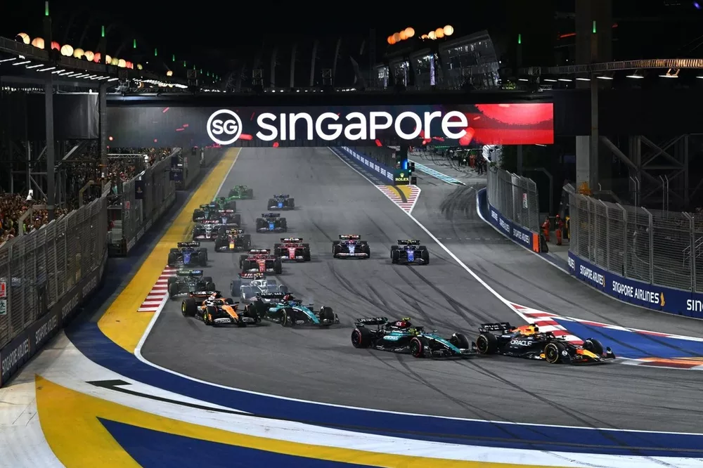 Max Verstappen, Red Bull Racing RB20, Lewis Hamilton, Mercedes F1 W15, George Russell, Mercedes F1 W15 