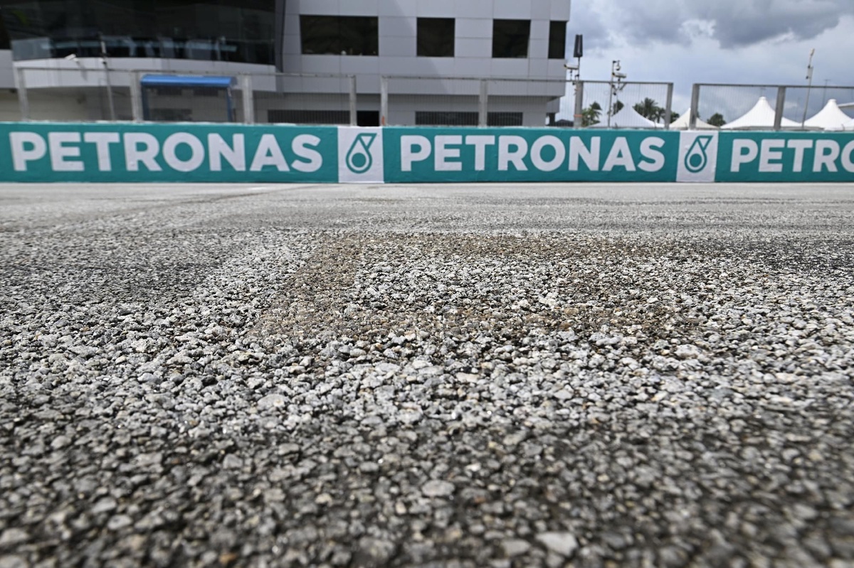 MotoGP riders say Sepang tarmac completely “destroyed”: “It’s like a motocross track”