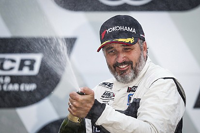 Мюллер выиграл гонку WTCR в Португалии, задержанную из-за массовой аварии