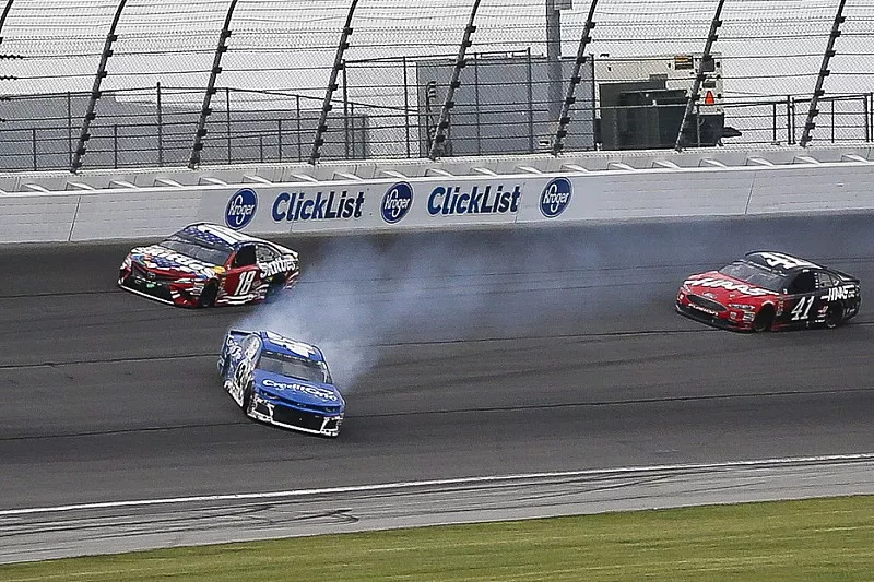 Dreher: Kyle Larson, Chip Ganassi Racing, Chevrolet Camaro, vor Kyle Busch, Joe Gibbs Racing, Toyota Camry Skittles Red White & Blue 