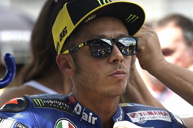 Valentino Rossi cade facendo enduro: frattura di tibia e perone
