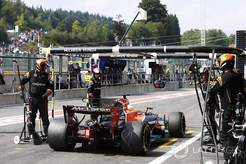 Fernando Alonso, McLaren MCL32, retires in the pits during the race