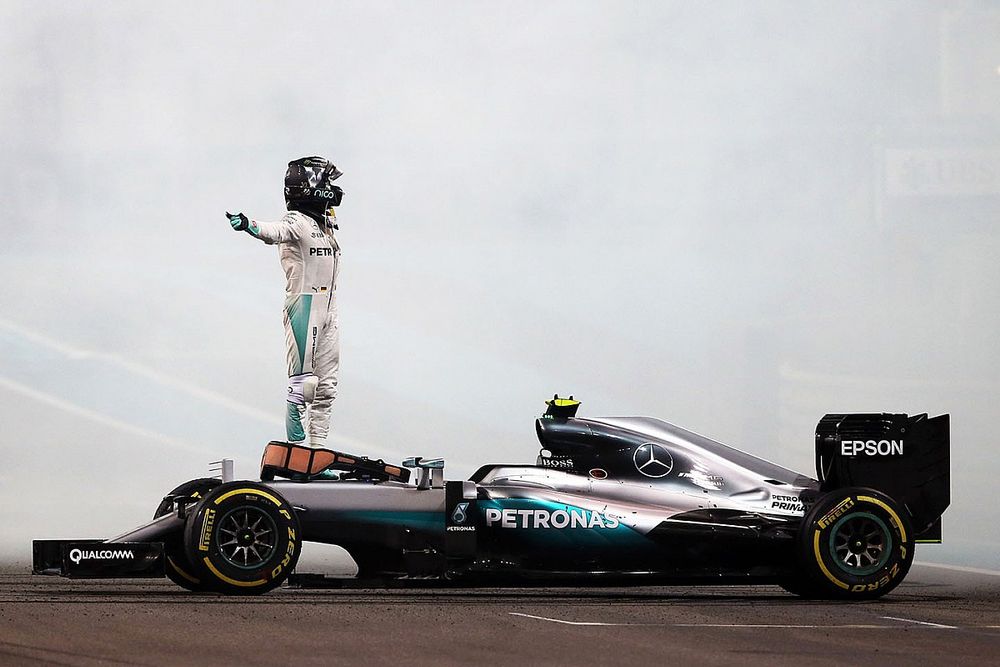 Nico Rosberg, h&iacute;brido de Mercedes AMG F1 W07 celebra su segunda posici&oacute;n y Campeonato del mundo al final de la carrera