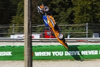 Peroni subastar&aacute; su casco de su accidente para financiarse