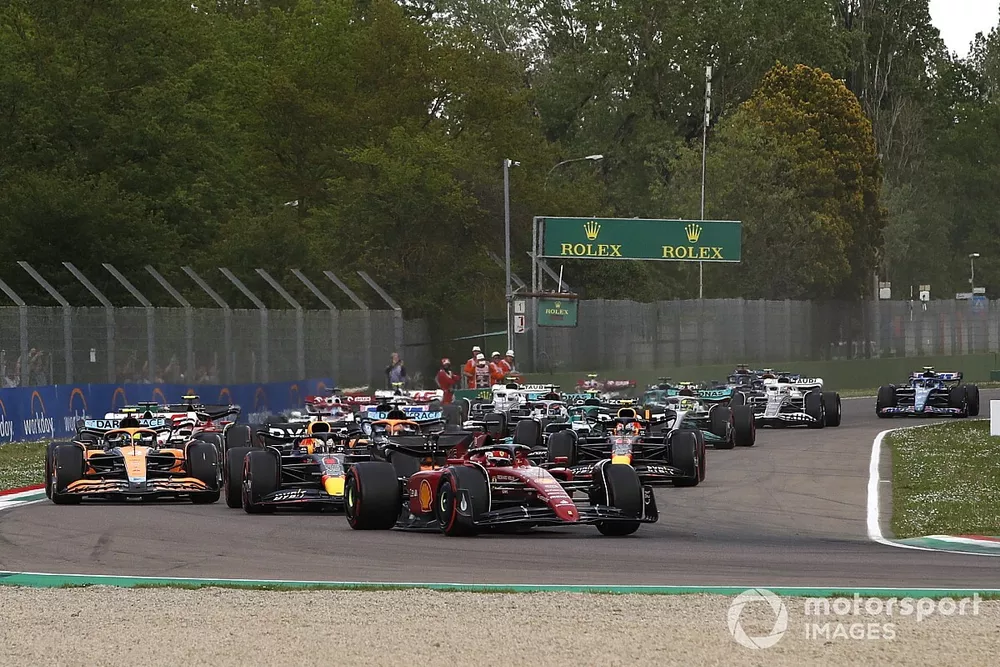 Charles Leclerc, Ferrari F1-75, Max Verstappen, Red Bull Racing RB18, Lando Norris, McLaren MCL36, Sergio Perez, Red Bull Racing RB18, the rest of the field at the start
