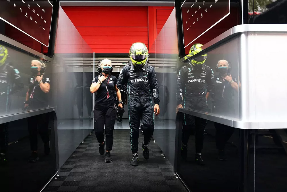 Lewis Hamilton, Mercedes-AMG, con Angela Cullen, fisioterapeuta de Mercedes AMG