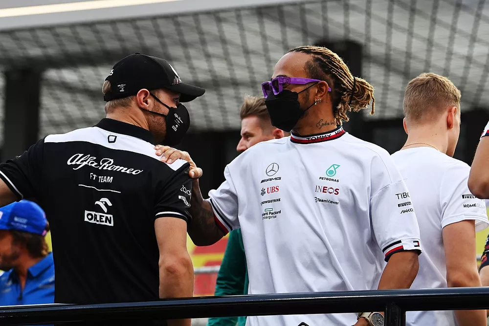 Valtteri Bottas, Alfa Romeo e Lewis Hamilton, Mercedes durante la parata dei piloti
