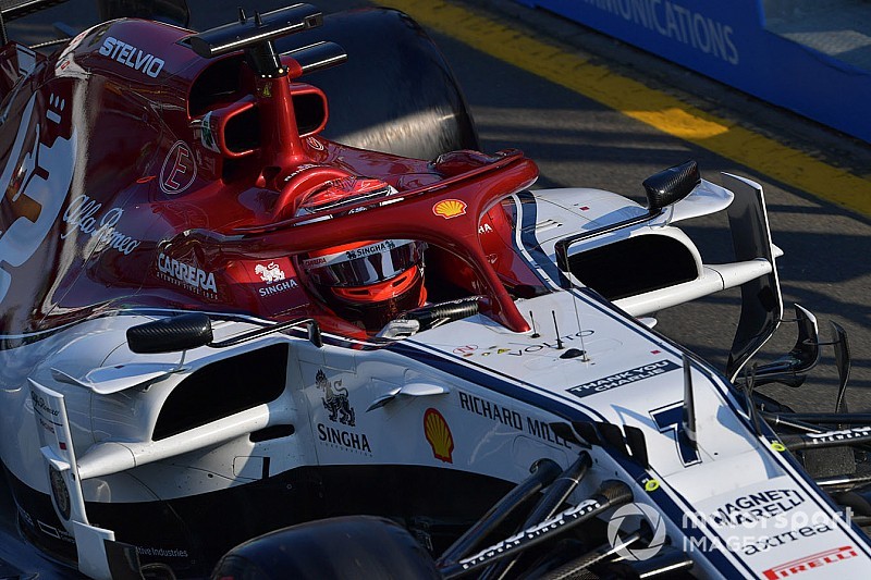 Una visiera a strappo rallenta Kimi: