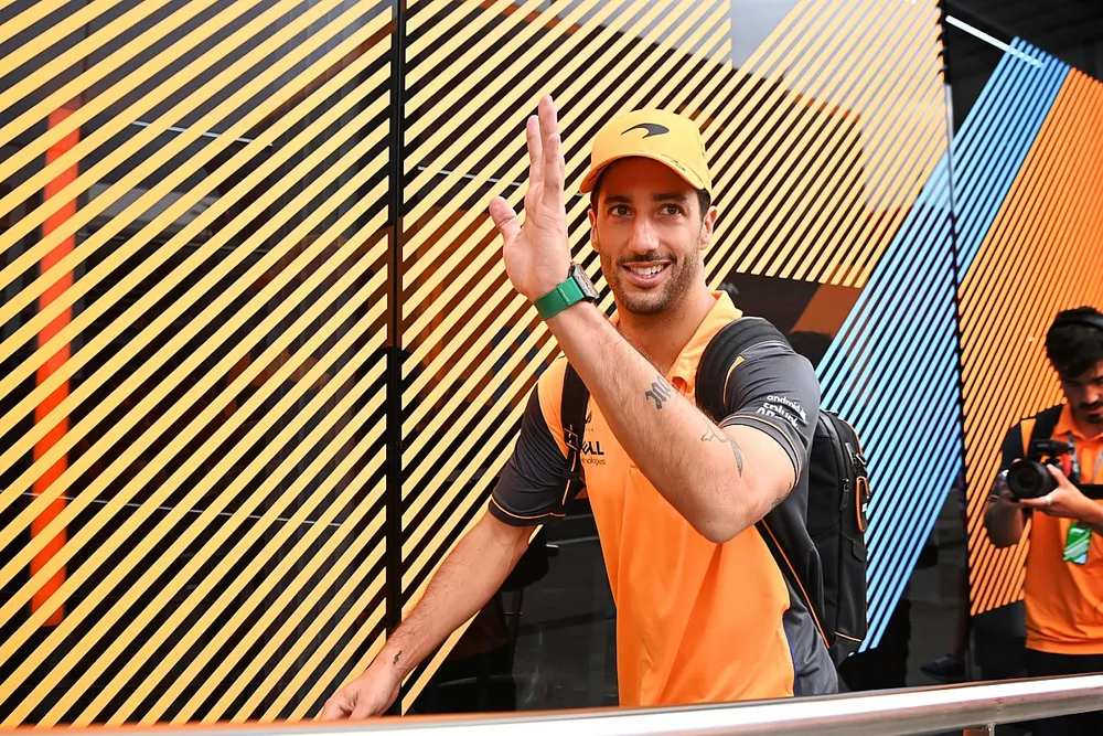 Daniel Ricciardo, McLaren, llega al paddock