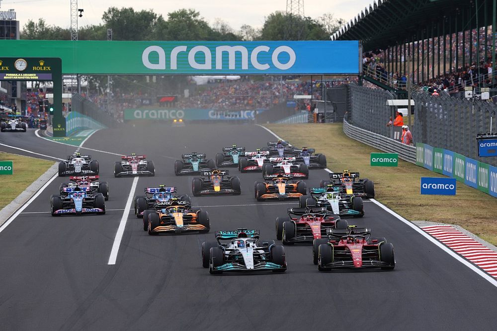 George Russell, Mercedes W13, Charles Leclerc, Ferrari F1-75, Carlos Sainz, Ferrari F1-75, Lando Norris, McLaren MCL36, Lewis Hamilton, Mercedes W13, the rest of the field at the start