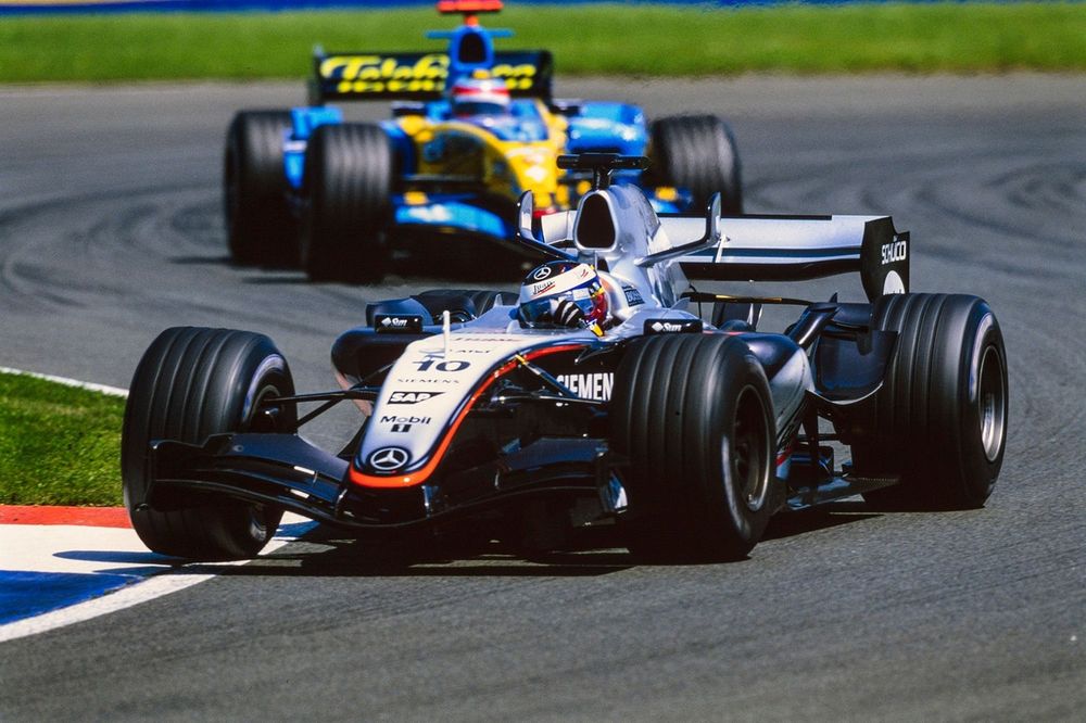 Juan Pablo Montoya, McLaren MP4-20 Mercedes, Fernando Alonso, Renault R25