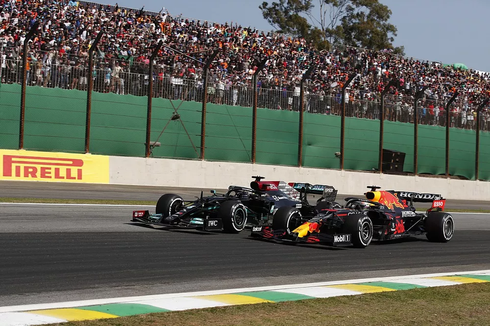 Max Verstappen, Red Bull Racing RB16B, e Lewis Hamilton, Mercedes W12