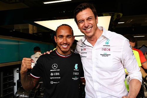 Wolff convencido de que Hamilton seguirá hasta 2024