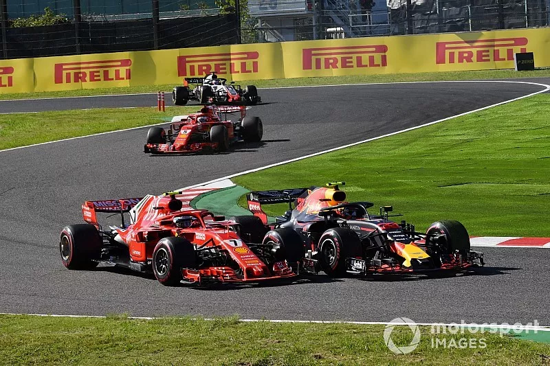Kimi Raikkonen, Ferrari SF71H and Max Verstappen, Red Bull Racing RB14