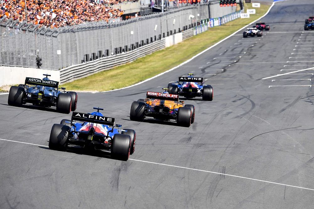 Esteban Ocon, Alpine A521, Lando Norris, McLaren MCL35M, Lance Stroll, Aston Martin AMR21, y Fernando Alonso, Alpine A521