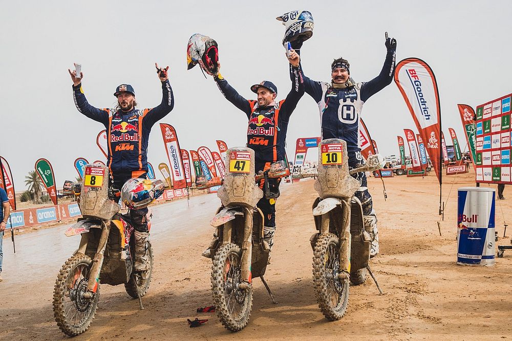 Podio de motos: #47 Red Bull KTM Factory Racing: Kevin Benavides, #8 Red Bull KTM Factory Racing: Toby Price, #10 Husqvarna Factory Racing: Skyler Howes 