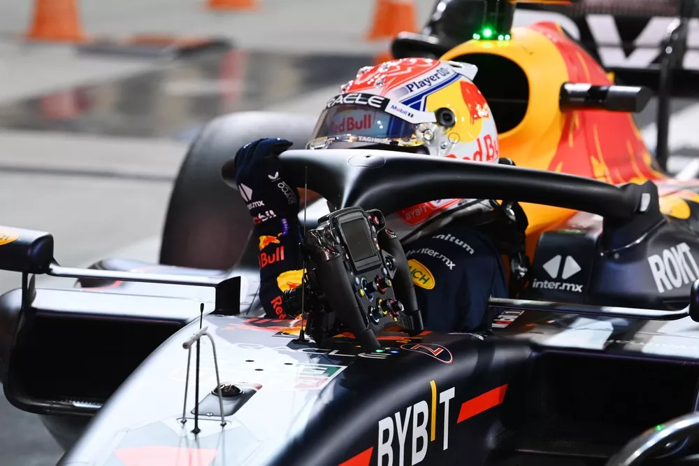 Max Verstappen, Red Bull Racing RB19, llega a Parc Ferme tras conseguir la pole