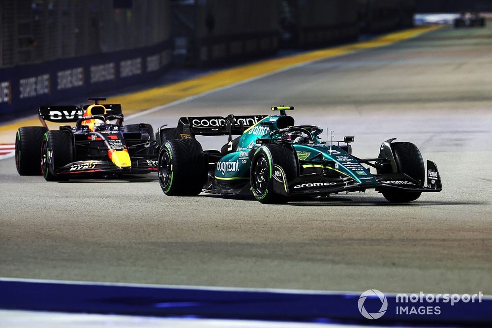 Sebastian Vettel, Aston Martin AMR22, Max Verstappen, Red Bull Racing RB18