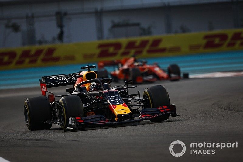 Max Verstappen, Red Bull Racing RB15, voor Sebastian Vettel, Ferrari SF90