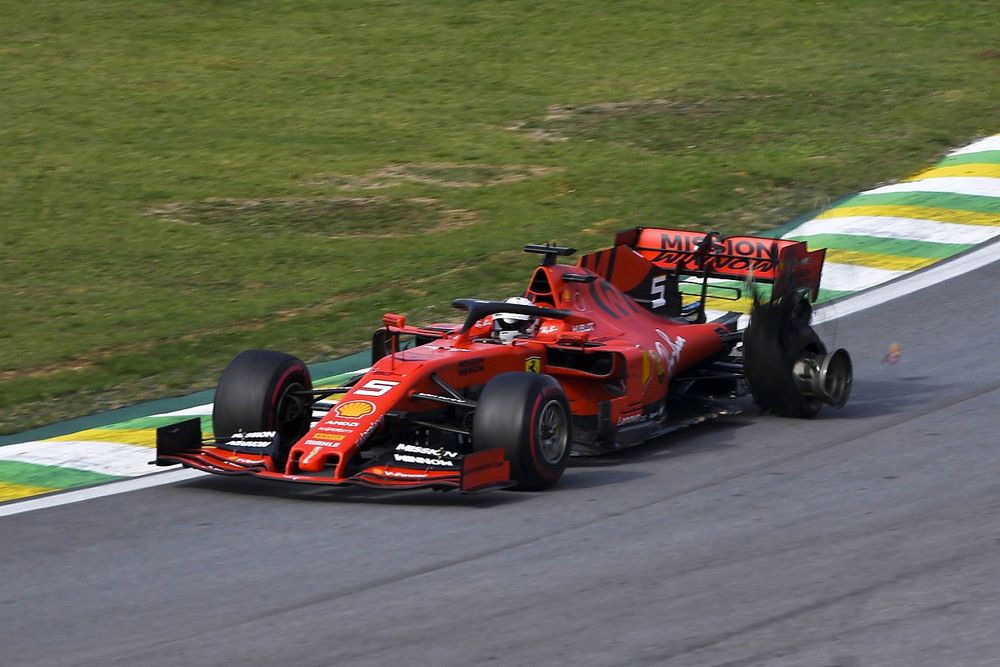 El monoplaza de Sebastian Vettel, Ferrari con daños después del accidente con Charles Leclerc, Ferrari SF90