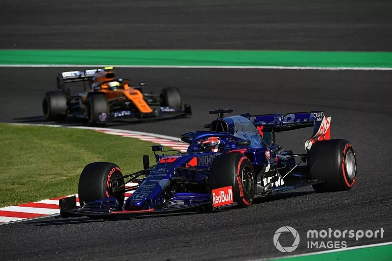 Daniil Kvyat, Toro Rosso STR14, precede Lando Norris, McLaren MCL34