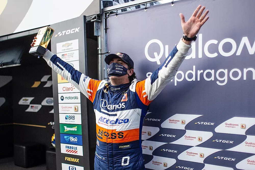 Cac&aacute; Bueno comemora pole position em Goi&acirc;nia