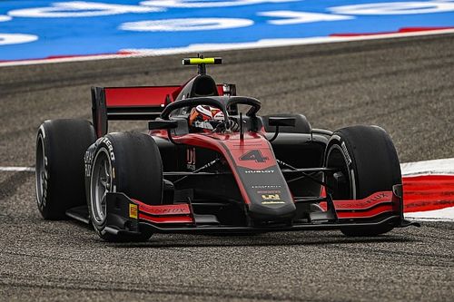 Ilott recorta distancias en la lucha por el título de la F2 con pole en Bahrein