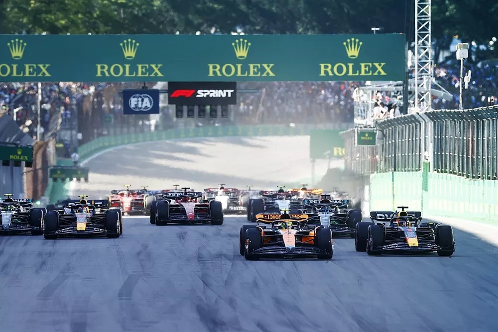Lando Norris, McLaren MCL60, Max Verstappen, Red Bull Racing RB19, Sergio Perez, Red Bull Racing RB19, George Russell, Mercedes F1 W14, Charles Leclerc, Ferrari SF-23, Lewis Hamilton, Mercedes F1 W14, the rest of the field at the start of the Sprint race